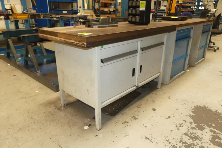 Werkbank, mit Inhalt Maße in cm ca. 150 x 70 x 88 / Hinweis: ohne Position 814, 815
